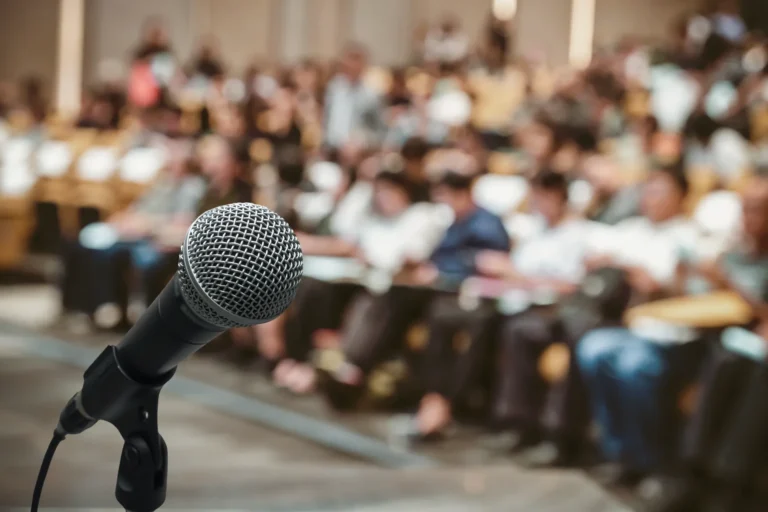 microphone-abstract-blurred-photo-conference-hall