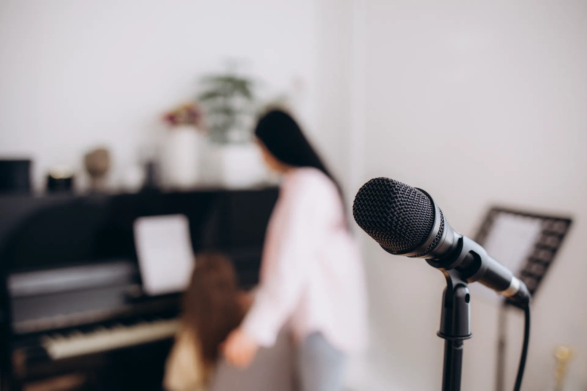 vocal-school-woman-teaches-little-girl-sing